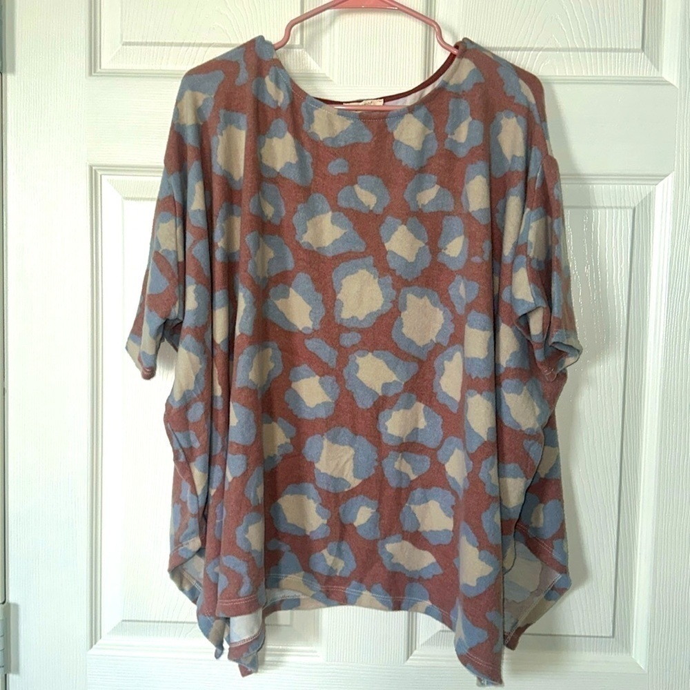 ODDY Womenโs multi-colored top Sz S/M